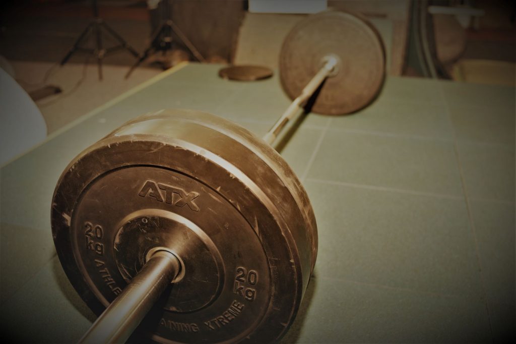 Echtes Krafttraining mit schweren Lasten im Powersports-Gym hilft bei Gelenkschmerzen