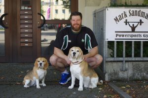 Mark mit seinen Hunden vor dem Gym